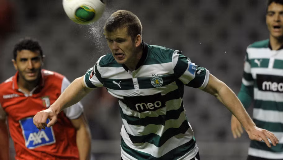 Eric Dier là một trong số ít những cầu thủ người Anh hiếm hoi có xuất phát điểm từ ngoài lãnh thổ xứ sở Sương mù. Anh trưởng thành từ học viên Sporting Bồ Đào Nha, thi đấu cho đội một 2 mùa giải với 31 lần ra sân, trước khi trở về nước Anh khoác áo Tottenham và thành công vang dội.