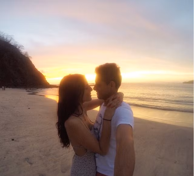 Ngôi sao người Mexico là Chicharito lại đang có kì nghỉ hết sức lãng mạn với cô phóng viên đồng hương Lucia Villalon tại khu du lịch thuộc Địa Trung Hải.