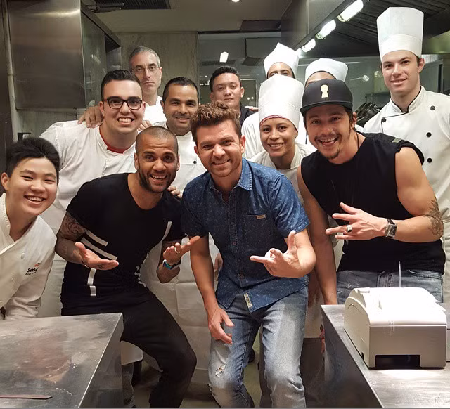 Alves không tham gia Copa America cùng với Brazil. Anh đã quay về nhà hàng có tên Alchemy Fogo của mình trong những ngày nghỉ hè.