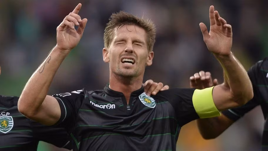 Adrien Silva, trụ cột của Sporting Lisbon sinh ra tại Angoulême, thuộc vùng Poitou-Charentes miền Tây nam nước Pháp. Tiền vệ 27 tuổi này trải qua rất nhiều cấp độ lứa tuổi U trong màu áo của ĐT Bồ Đào Nha trước khi chính thức lên tuyển vào năm 2014.