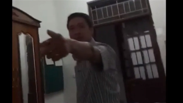 Dan mang buc xuc truoc clip truong phong nem ghe vao nu dong nghiep