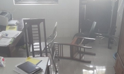 Dan mang buc xuc truoc clip truong phong nem ghe vao nu dong nghiep-Hinh-3