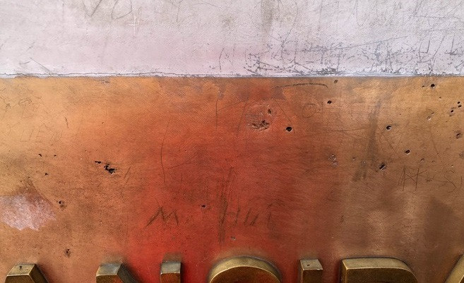 Điều gây phẫn nộ hơn là ngay ở những cột mốc đánh dấu độ cao 3143 mét cũng bị nhiều du khách vẽ, viết chi chít lên.