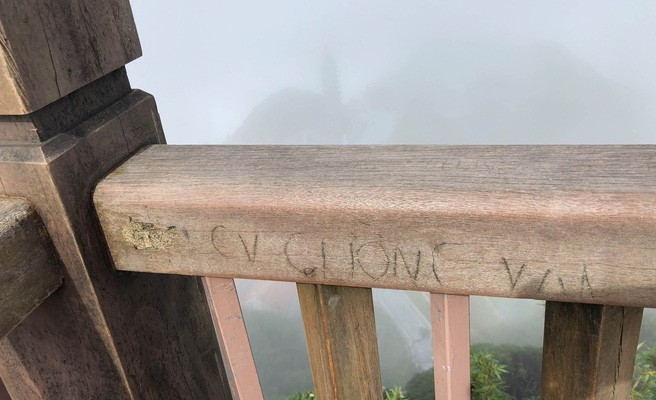 Vậy mà từ tháng 3 cho tới nay, trên khu vực đỉnh Fansipan lại tiếp tục xuất hiện hàng loạt các đường khắc tên, vẽ hình, thậm chí lời tỏ tình khác.