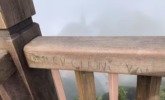 Vậy mà từ tháng 3 cho tới nay, trên khu vực đỉnh Fansipan lại tiếp tục xuất hiện hàng loạt các đường khắc tên, vẽ hình, thậm chí lời tỏ tình khác.