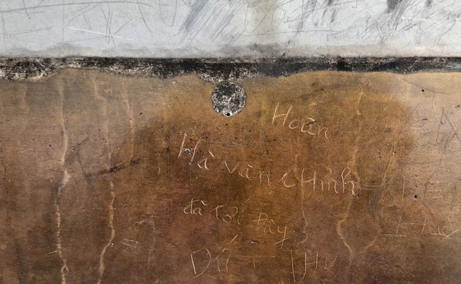 Dẫu có ý nghĩa lớn lao như vậy nhưng một số bộ phận du khách vẫn làm ngơ, thản nhiên khắc chữ lên đỉnh Fansipan