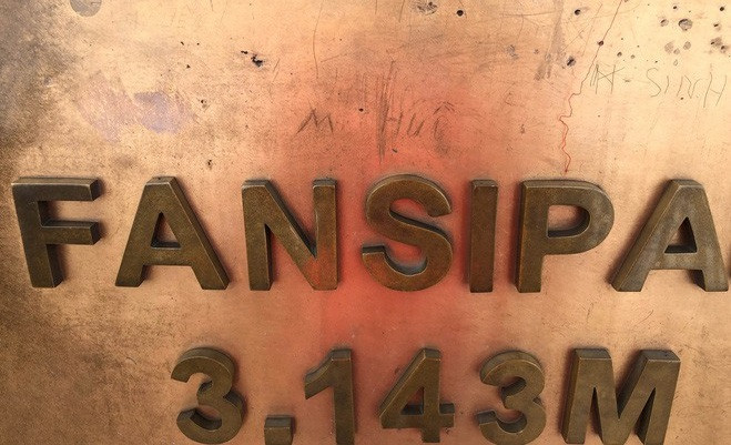 Khu vực cột cờ "nóc nhà Đông Dương" sau "Tú Love Nhung" to đùng lần trước thì cũng không thoát khỏi… việc bị vẽ bậy.