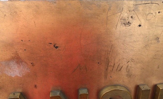 Tiếp tục xuất hiện những dòng chữ đen rõ rệt ở chân cột cờ đá, chưa rõ là được viết bằng hình thức nào nhưng chắc chắn chúng đã làm ảnh hưởng lớn tới mỹ quan khi du khách đến Fansipan.