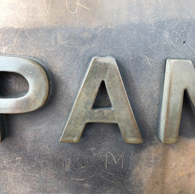 Một số hình ảnh khác về các dấu vết mà du khách gửi gắm trên đỉnh Fansipan.