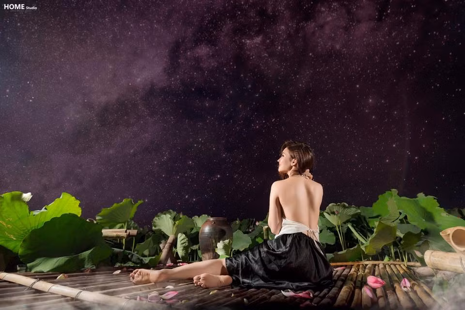 Sau một thời gian tập trung cho việc học tập, cô nàng mang 2 dòng máu Việt - Nga này đã đánh dấu sự trở lại của mình bằng bộ ảnh sen vô cùng đẹp mắt, gây ấn tượng mạnh mẽ với dân mạng.