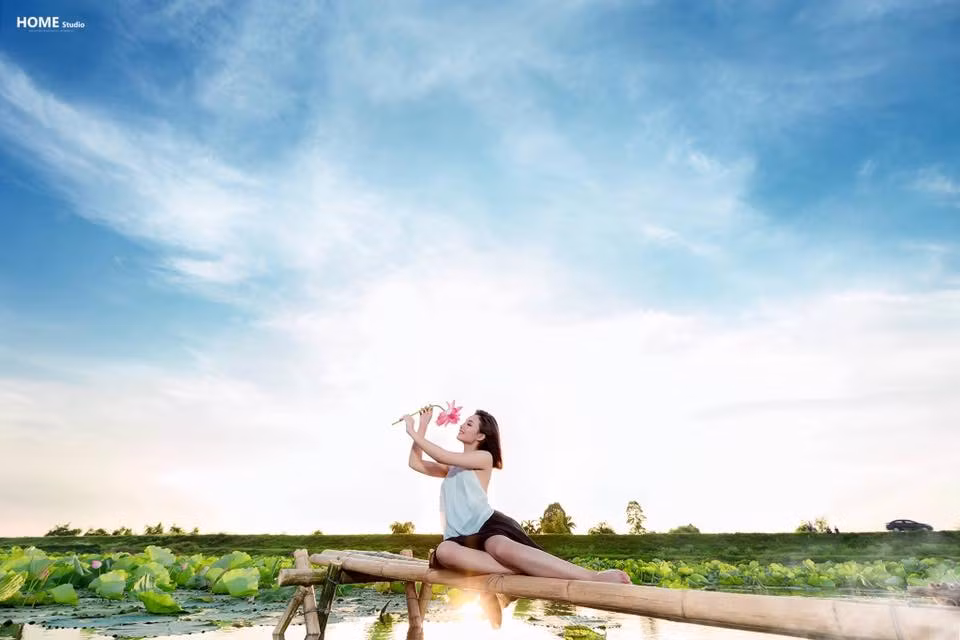 Bên cạnh đó, cũng là những lời nhận xét tích cực dành cho nhiếp ảnh gia thực hiện bộ ảnh là Duy Khánh về góc chụp lạ mắt và độc đáo