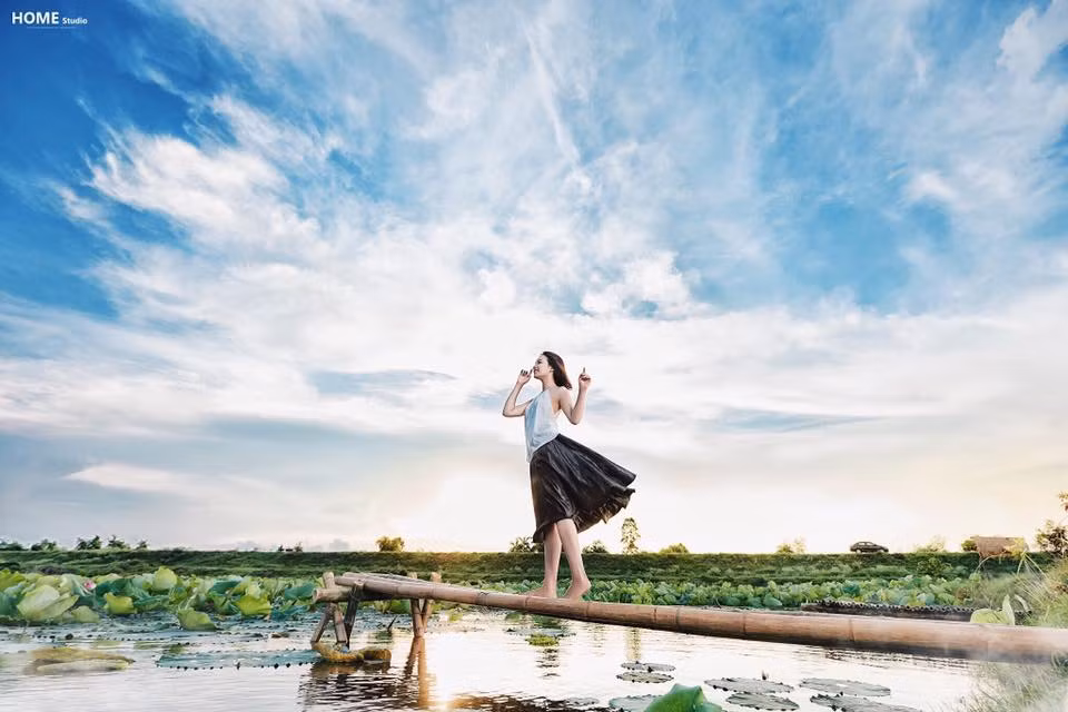 Sau khi ngắm nhìn bộ ảnh sen của Kamila Nguyễn, rất nhiều thành viên mạng đã hưởng ứng nhiệt tình và để lại những lời bình luận khen ngợi không ngớt cho nhan sắc của nữ nhân vật chính là cô bạn 9X lai xinh đẹp..