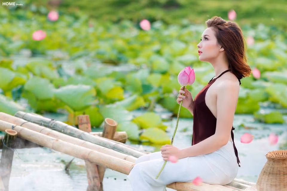 "Bên cạnh đó, việc thực hiện bộ ảnh mang đậm chất dân tộc này cũng khẳng định rằng trong người em có chảy dòng máu Việt bên cạnh dòng máu Nga của mẹ", cô bạn 9X chia sẻ thêm.