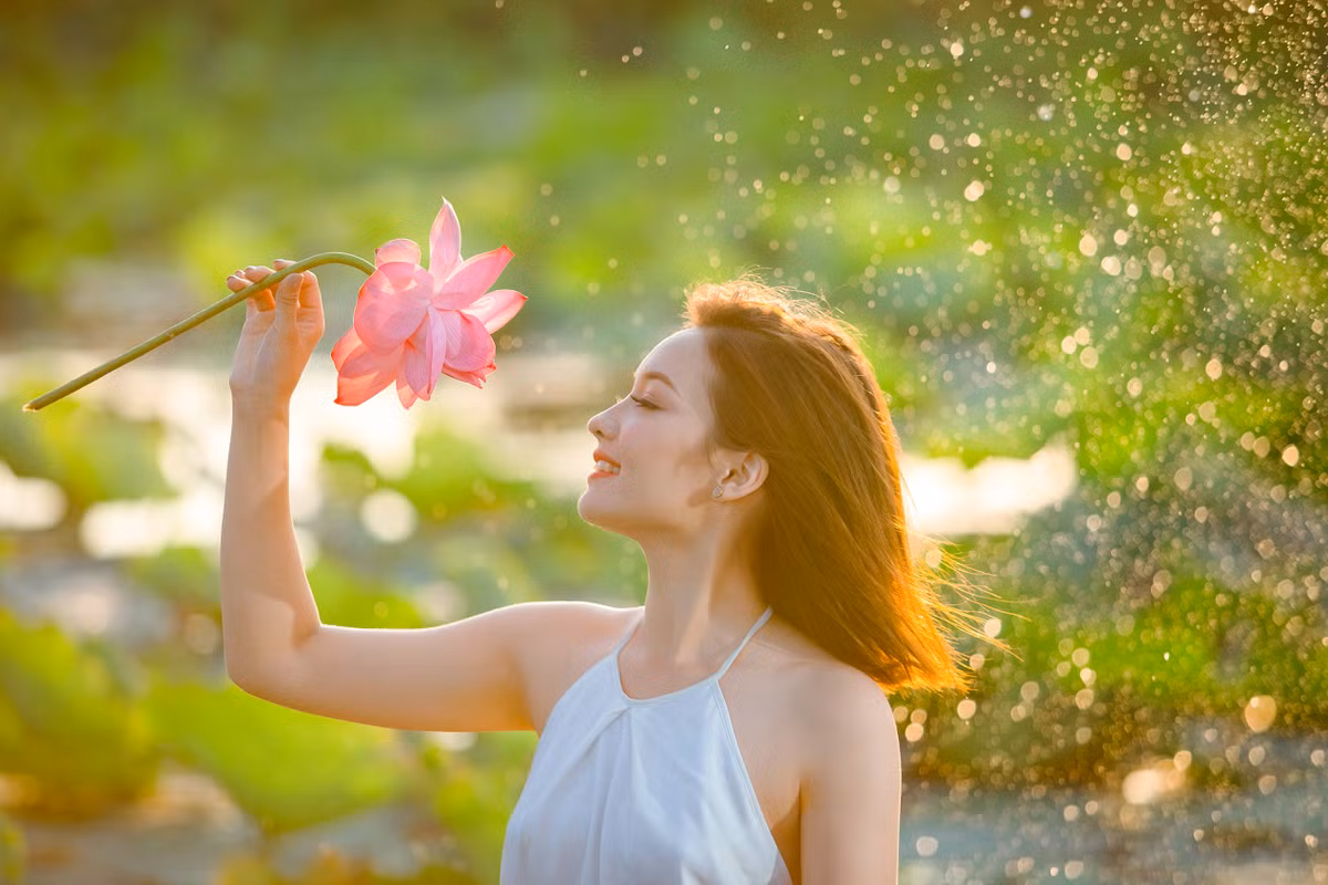 Bên cạnh đó, chính nhan sắc của nhân vật chính Kamila Nguyễn cũng đã tạo nên sự thành công của bộ ảnh sen. Chảy trong mình hai dòng máu cô bạn 9X này đã nhặt hết những nét đẹp tinh túy như làn da trắng, đôi môi dày gợi cảm của mẹ và khuôn mặt mang đậm chất Á Đông của cha.