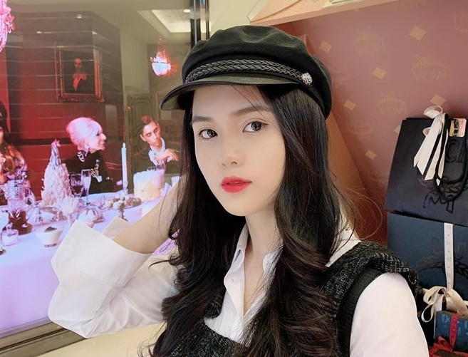 Sau hơn một năm, Quỳnh Anh vẫn trung thành với phong cách thời trang nữ tính, nhẹ nhàng và mái tóc dài uốn nhẹ. Cô có đôi chút thay đổi khi ngày càng chuộng lối trang điểm đậm.