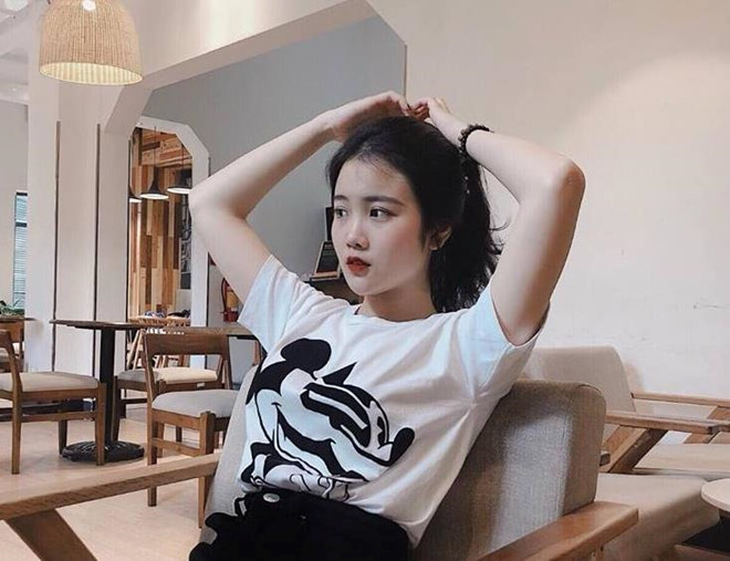 Dù sở hữu vóc dáng nhỏ bé với chiều cao dưới 1,60 m, Hoàng Anh gây ấn tượng khi có phong cách thời trang đẹp mắt. Cô ngày càng chuộng các loại trang phục cá tính, năng động.