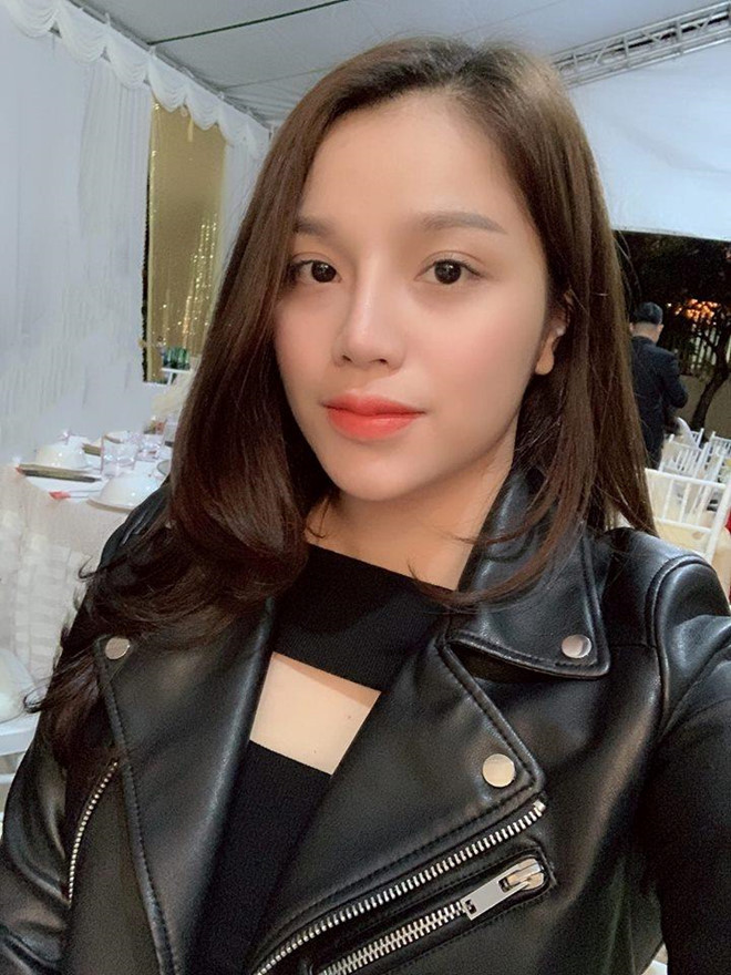 Trung vệ Bùi Tiến Dũng và bạn gái Khánh Linh công khai hẹn hò từ tháng 10/2018 và mới đây, cặp đôi này đã về chung 1 nhà sau đám hỏi được tổ chức tại Bắc Ninh.