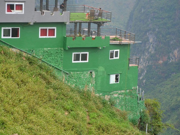 Trước đó, ngày 11/10, chủ công trình đã cho người sơn phủ Panorama bằng xanh thẫm - gần giống với màu lá cây được cho là gần gũi hơn với tự nhiên.