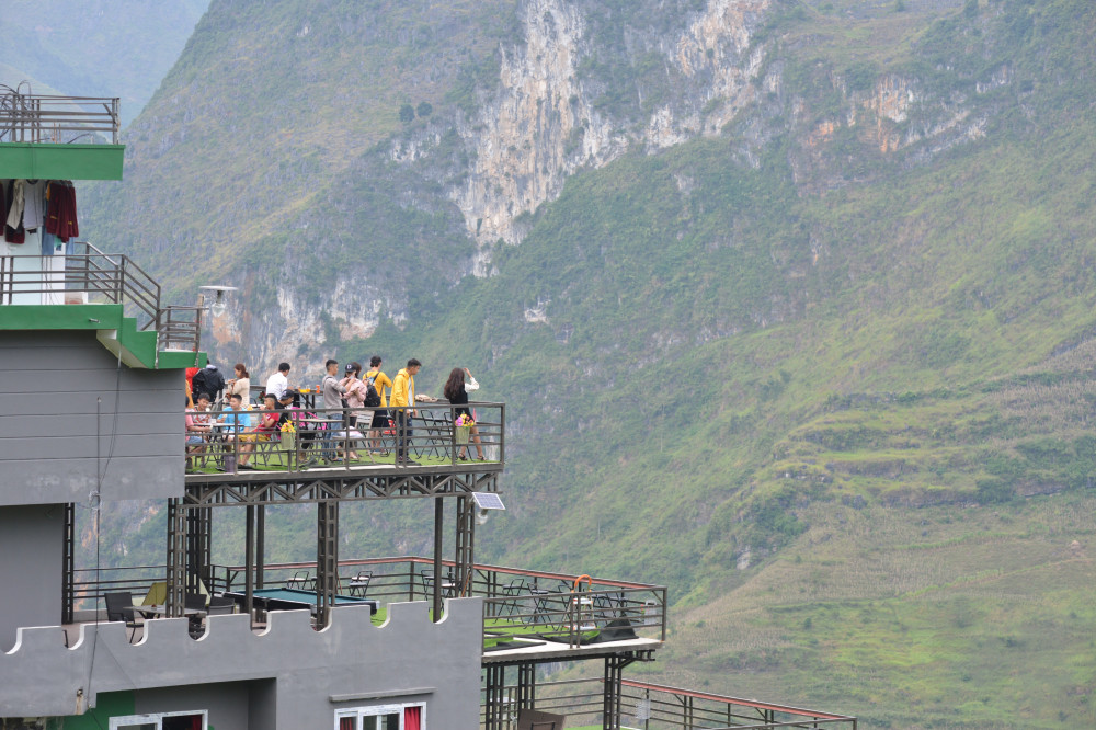 Nickname P.H.H bình luận: "Tiếc quá, định lên đây đặt phòng nghỉ lại 1 đêm mà giờ lại tạm dừng hoạt động. Tuy nhiên, việc chủ cơ sở lưu trú vẫn cho khách du lịch vào chụp ảnh là điều đáng hoan nghênh".