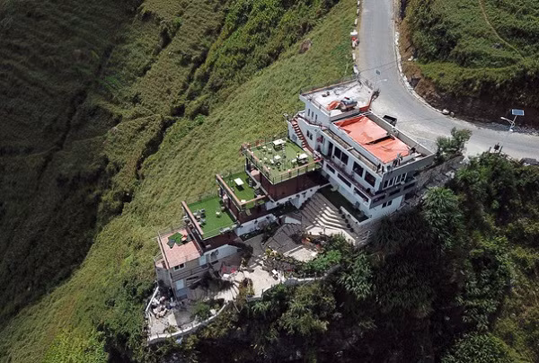 Việc khách sạn Mã Pì Lèng Panorama dừng hoạt động đã thu hút sự chú ý của CĐM. Đa phần, nhiều người tỏ ra tiếc nuối với việc tạm dừng kinh doanh của nơi ghé chân này.