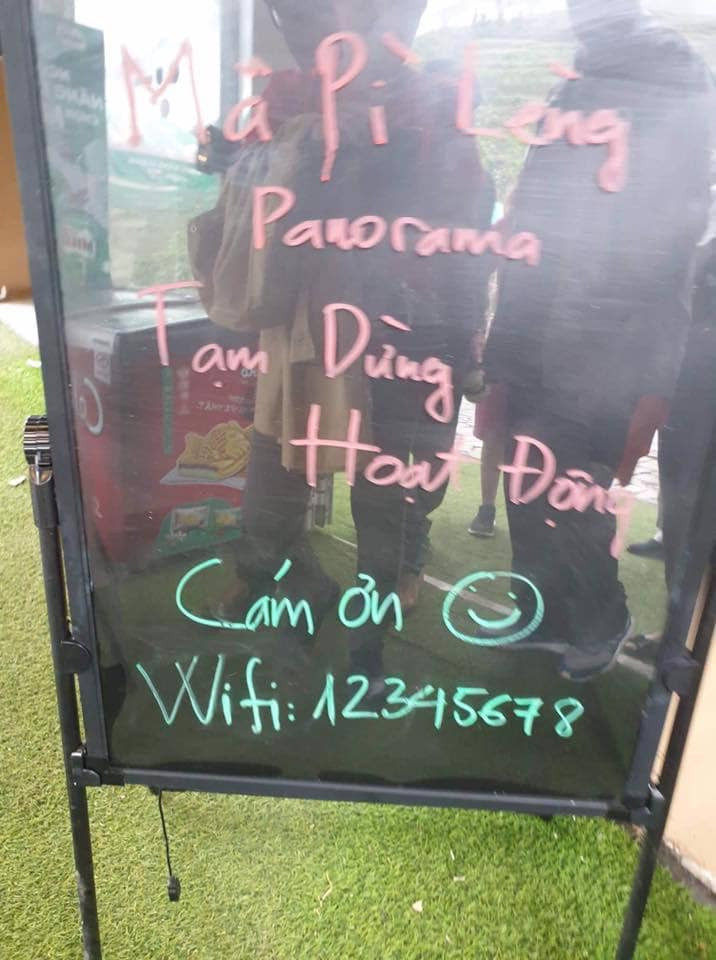 Mới đây, thông tin công trình 7 tầng trên đỉnh đèo Mã Pì Lèng bị các ban ngành yêu cầu dừng hoạt động kinh doanh tiếp tục thu hút sự chú ý của nhiều người. Đặc biệt, khi tấm biển "Panorama Mã Pì Lèng tạm dừng hoạt động" đã được trưng ở ngay quay lễ tân.