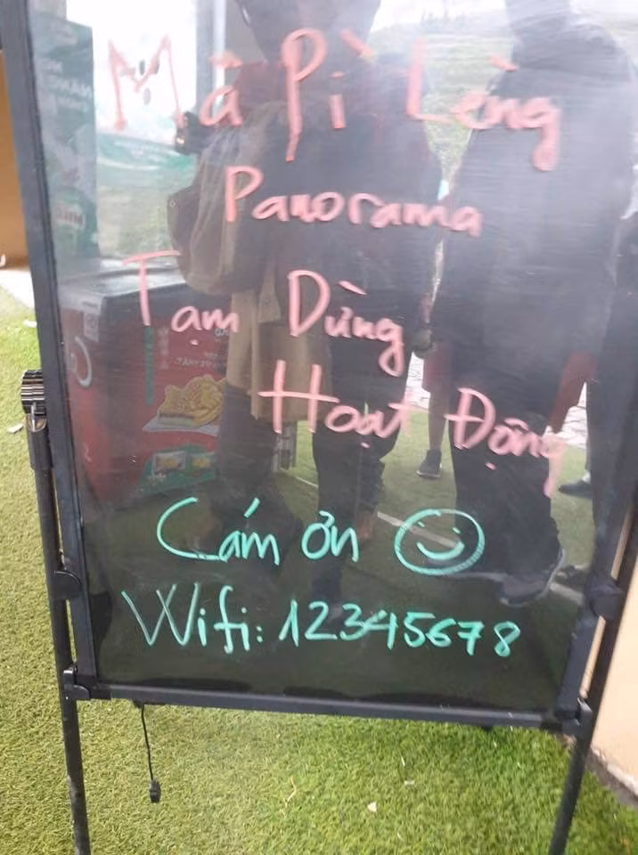 Mới đây, thông tin công trình 7 tầng trên đỉnh đèo Mã Pì Lèng bị các ban ngành yêu cầu dừng hoạt động kinh doanh tiếp tục thu hút sự chú ý của nhiều người. Đặc biệt, khi tấm biển "Panorama Mã Pì Lèng tạm dừng hoạt động" đã được trưng ở ngay quay lễ tân.