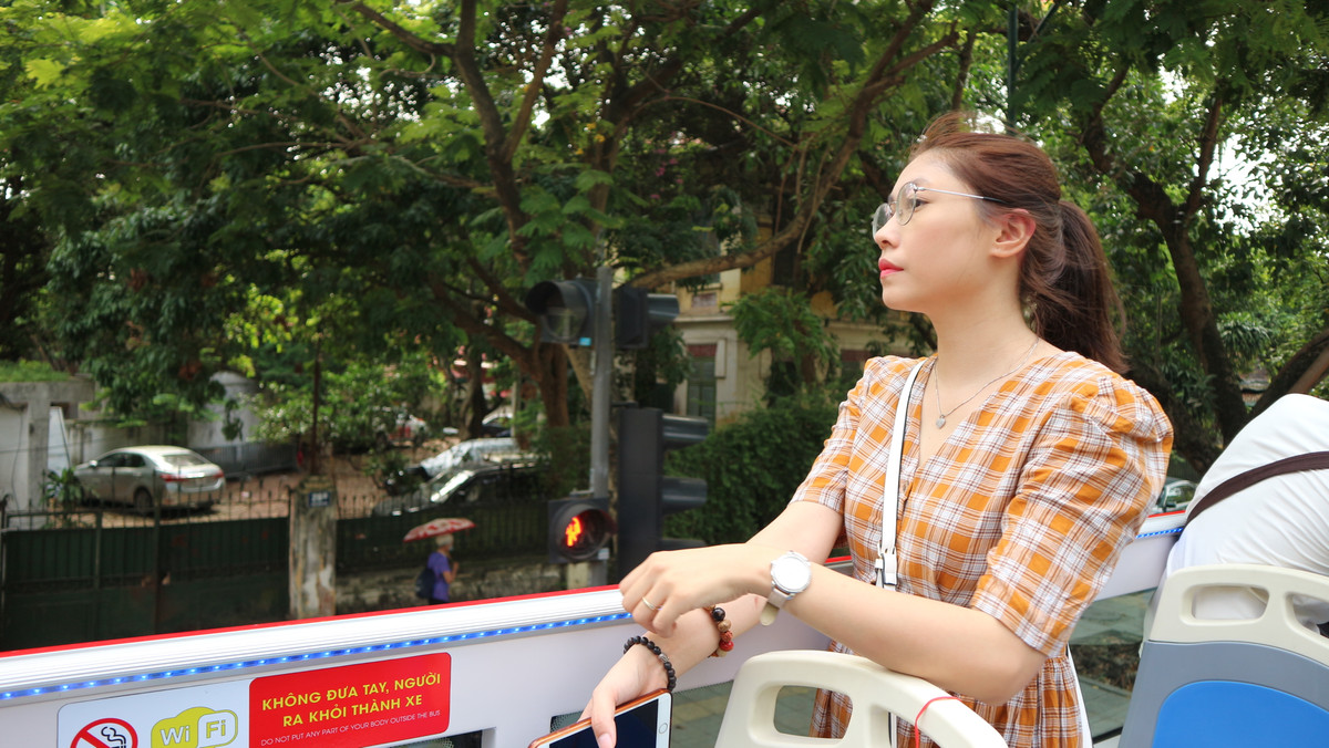 Hop on - Hop off city tour là loại hình xe buýt hai tầng, dừng đón và trả khách tại các điểm tham quan nổi tiếng trong thành phố. Dịch vụ này lần đầu được triển khai tại Hà Nội nhưng đã rất phổ biến tại các thành phố lớn trên thế giới.