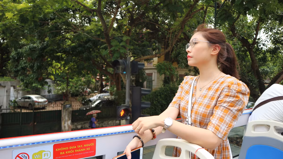 Hop on - Hop off city tour là loại hình xe buýt hai tầng, dừng đón và trả khách tại các điểm tham quan nổi tiếng trong thành phố. Dịch vụ này lần đầu được triển khai tại Hà Nội nhưng đã rất phổ biến tại các thành phố lớn trên thế giới.