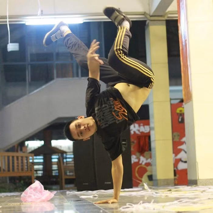 Những hình ảnh đời thường đẹp không tì vết của anh chàng shipper Trà Duy liên tục được các trang fanpage sưu tầm các nam thần Việt Nam chia sẻ liên tục, khiến chị em phải bần thần hồi lâu.