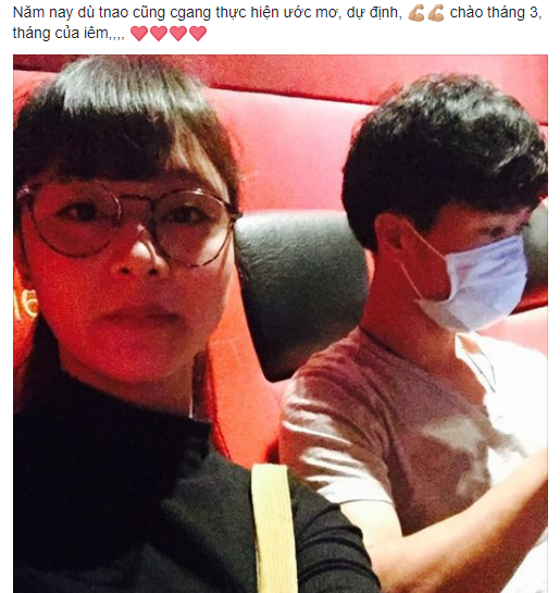 Sức nóng của U23 Việt Nam vẫn chưa hạ nhiệt khi mọi thông tin về các cầu thủ này đều được dân mạng liên tục cập nhật. Mới đây, dân mạng đã đăng tải bức ảnh hẹn hò xem phim của một thành viên đội tuyển U23 Việt Nam với cô gái bí ẩn khiến nhiều người tò mò.