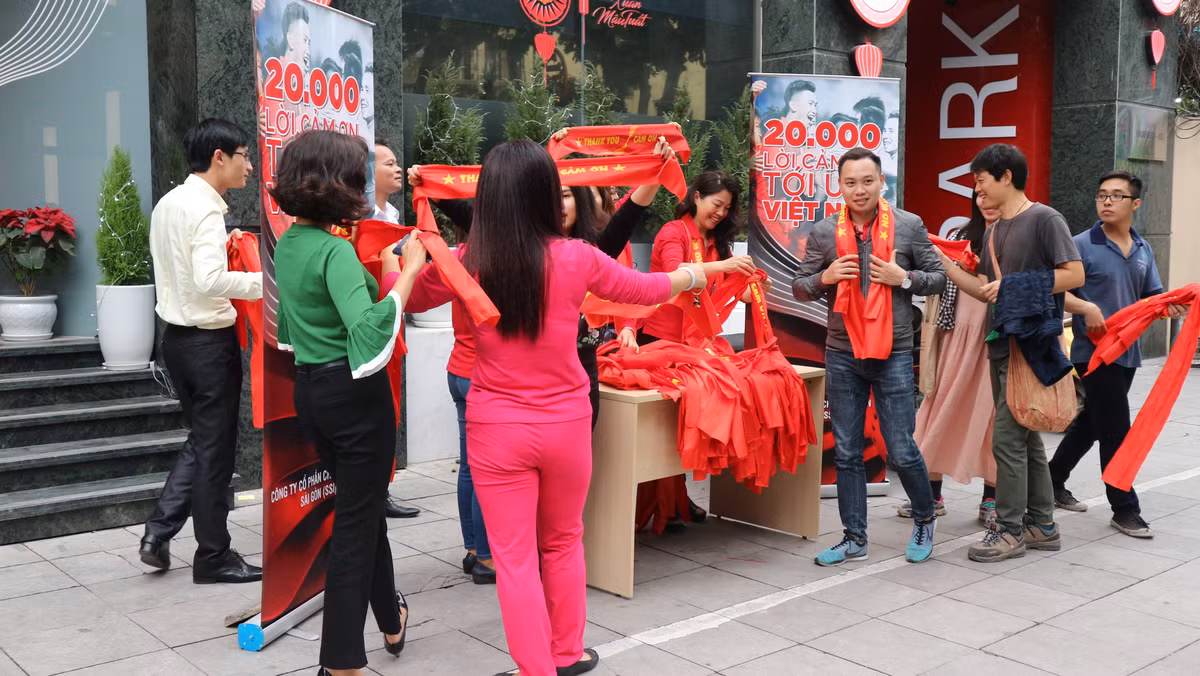 Chỉ trong vòng ít giờ đồng hồ, những chồng khăn cổ vũ đội tuyển U23 Việt Nam đã được các nhân viên văn phòng trên đường Ngô Quyền gửi đến NHM Việt Nam.