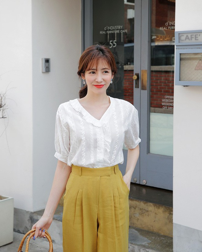 Áo sơmi được nhấn nhá với các đường bèo nhún vô cùng trẻ trung như thế này cũng sẽ là một gợi ý mà các nàng công sở không nên bỏ qua.