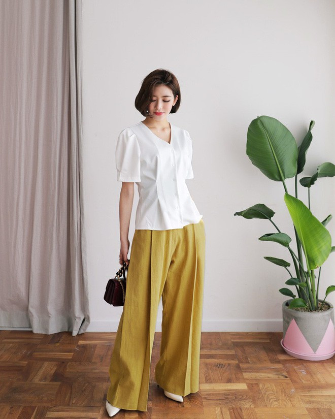 Đối với các nàng công sở, chiếc sơmi chắc hẳn là món đồ mà ai cũng có vài chiếc trong tủ quần áo. Tuy nhiên sơmi năm nào cũng quanh đi quẩn lại từ trơn màu,kẻ, hoa hoặc có chăng thêm kiểu sơmi với phần tay bồng điệu đà.