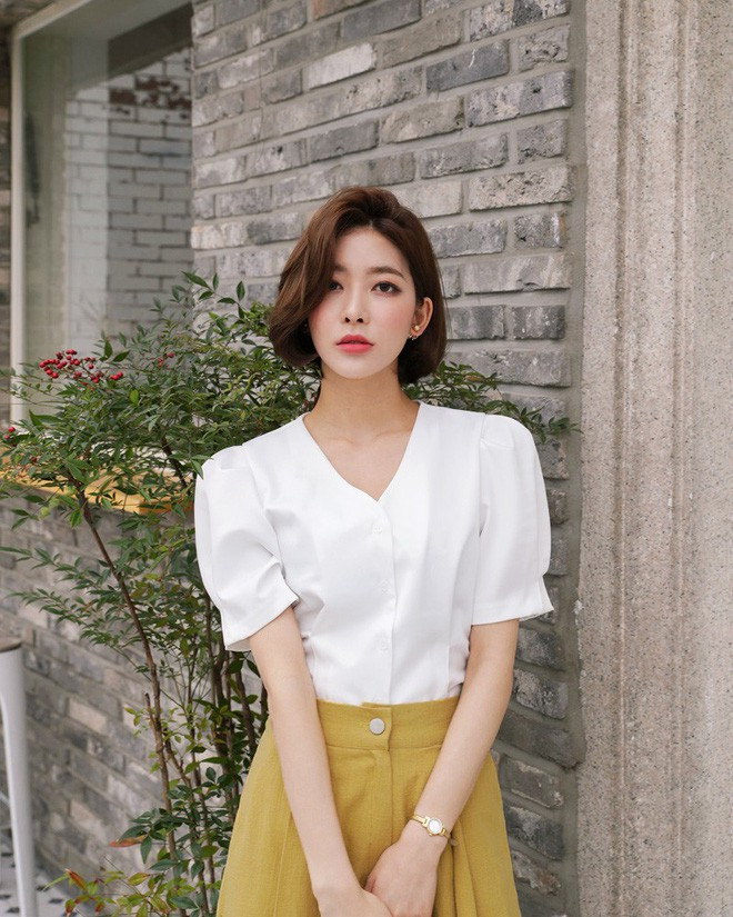 Năm 2018 cùng với sự quay trở lại của hàng loạt những xu hướng xưa cũ thì kiểu áo sơmi công sở không cổ vintage, với phần thân rộng nhưng lại hơi chiết eo nhẹ, và đặc biệt là phần tay áo bồng đúng chất xưa cũ.