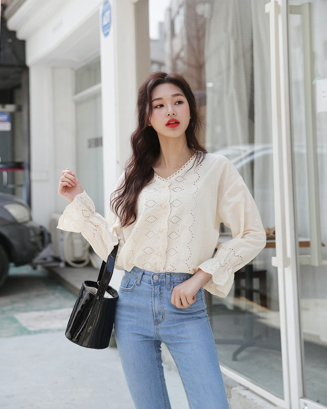 Kiểu dáng áo này có mấy loại như sau: kiểu trơn màu, họa tiết và kiểu bèo nhún/ren đục lỗ, và tuỳ từng phong cách mà các nàng có thể chọn cho mình kiểu áo bà ba cách tân thật hợp mốt tới sở làm.