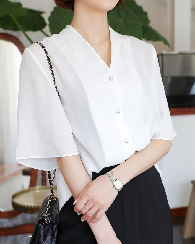 Thực tế đây là một chiếc áo đơn giản nhưng lại có khả năng biến hóa đến kinh ngạc, có thể phù hợp với mọi dáng người, mọi lứa tuổi, mọi hoàn cảnh.