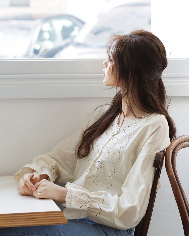 Kiểu áo với chất liệu vải đục lỗ thế này khá phù hợp với các nàng yêu thích phong cách nhẹ nhàng cá tính.