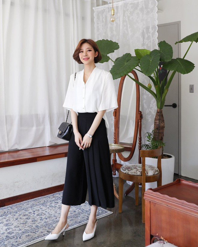 Nếu để ý 1 chút, mẫu sơmi thời trang công sở năm nay, chi tiết cổ V cài cúc trước vừa mát mẻ lại vừa giúp tạo cảm giác dáng người thon gọn luôn được ưa chuộng.