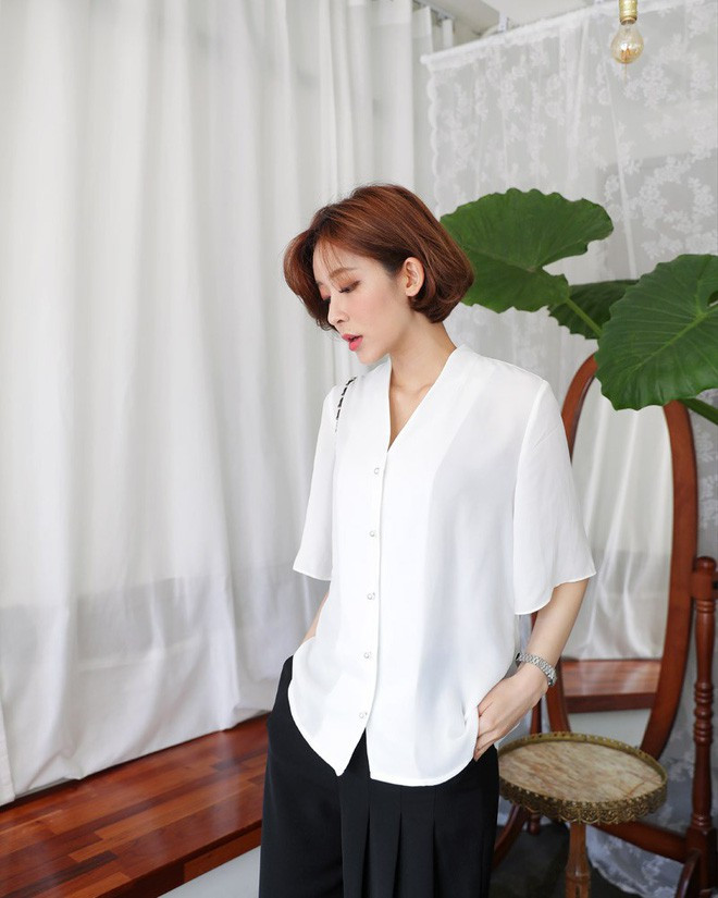 Theo nhận xét của nhiều chị em, chính kiểu dáng tối giản đến độ tuyệt đối này đã khiến cho chiếc áo này trở thành hot-trend năm nay.