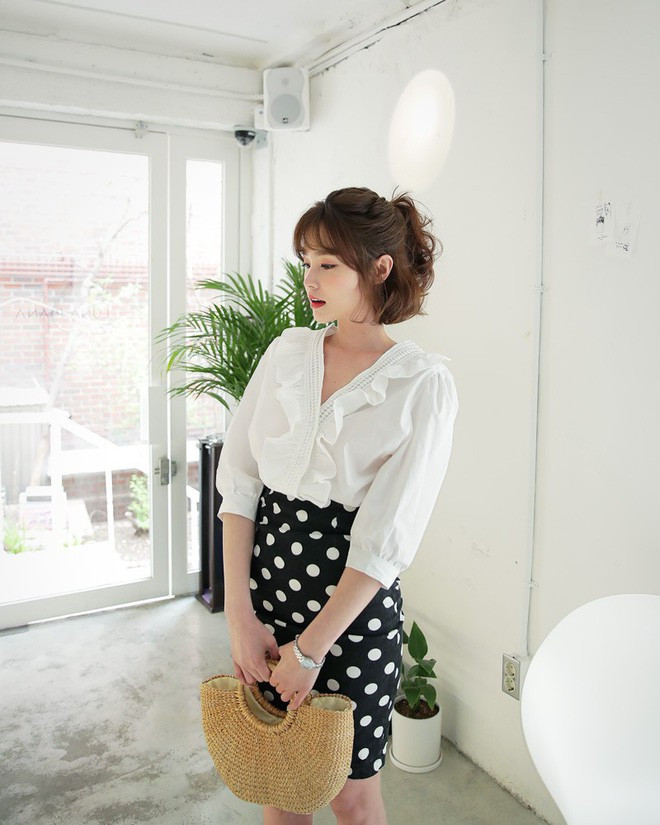 Áo với họa tiết hoa vừa trẻ trung lại vừa nữ tính, mặc cùng quần jeans cũng đẹp mà mặc cùng chân váy cũng xinh.