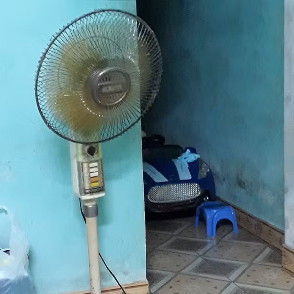 Đi kèm bức ảnh trên là lời bình hóm hỉnh của chủ nhân bức hình: "Quạt này hơn tuổi tao các mày ạ. Bà tao mua từ năm 93 đến giờ, ngày ấy mất gần 2 chỉ vàng để "thỉnh" nó về".