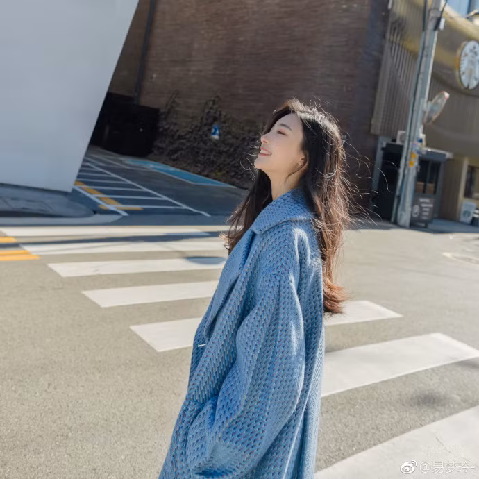 Theo tìm hiểu của cộng đồng mạng, cô gái có góc nghiêng mặt thần thánh khiến dân mạng phải điêu đứng những ngày qua đó là Dịch Mộng Linh, 20 tuổi, hiện đang là sinh viên một trường đại học về diễn xuất ở Bắc Kinh.