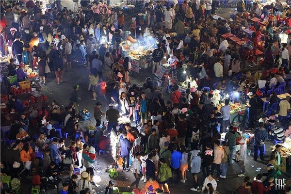 Đợt nghỉ lễ Giỗ Tổ chứng kiến lượng khách khổng lồ đổ dồn về du lịch Đà Lạt khiến việc phục vụ du lịch cũng như việc điều hòa giao thông trên các tuyến đường gặp nhiều khó khăn.