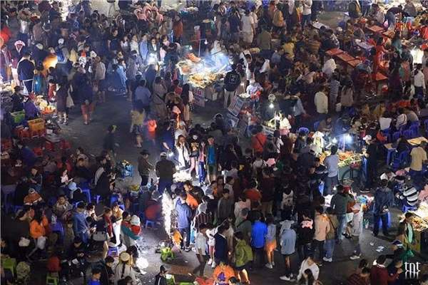 Đợt nghỉ lễ Giỗ Tổ chứng kiến lượng khách khổng lồ đổ dồn về du lịch Đà Lạt khiến việc phục vụ du lịch cũng như việc điều hòa giao thông trên các tuyến đường gặp nhiều khó khăn.