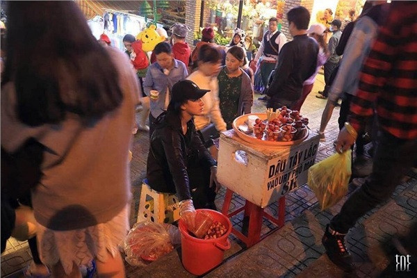 Buổi tối, chợ Đà Lạt đông nghịt người, các bãi gửi xe cũng như các tụ điểm vui chơi đều chật cứng. Bất kể ai nhìn qua những hình ảnh Đà Lạt lúc này cũng phải kêu trời vì sự đông đúc đến "nghẹt thở".