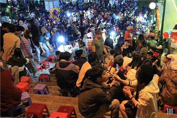 Ngoài việc đông đúc, các dân mạng cũng cảm thấy quan ngại sau khi kết thúc những ngày lễ hội, Đà Lạt lại phải oằn mình đối phó với rác thải mà các du khách để lại.
