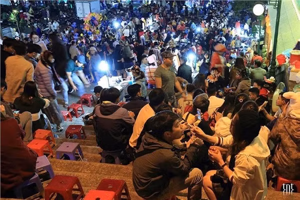 Ngoài việc đông đúc, các dân mạng cũng cảm thấy quan ngại sau khi kết thúc những ngày lễ hội, Đà Lạt lại phải oằn mình đối phó với rác thải mà các du khách để lại.