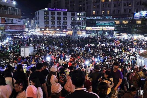 Tại chợ đêm Đà Lạt, lượng khách dồn về tăng bất thường, hàng nghìn người chen chân ở chợ để mua hàng lưu niệm và tìm chỗ ăn uống.