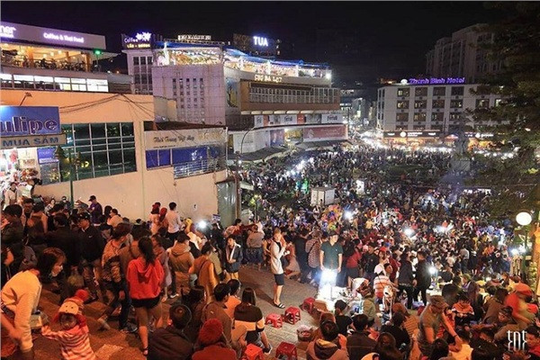 Việc các du khách thiếu ý thức, xả rác bừa bãi tại Đà Lạt là điều không còn xa lạ và được báo chí nói tới rất nhiều. Nhưng dường như sức ảnh hưởng chưa đủ và chỉ sau khi các ngày nghỉ kết thúc, điểm du lịch này lại ngập ngụa hàng trăm tấn rác sinh hoạt.