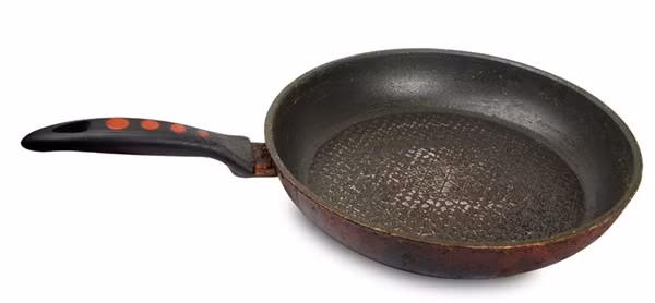 Sai: Nếu lớp chống dính chẳng may bong tróc, tận dụng chảo để xào nấu thay vì chiên rán. Đúng: Bạn nên bỏ chảo đi, hoặc dùng với mục đích khác chứ không nên dùng để chế biến thực phẩm vì có thể ảnh hưởng đến sức khỏe gia đình.